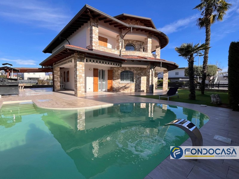Villa in Vendita a Bolgare, 232 m²