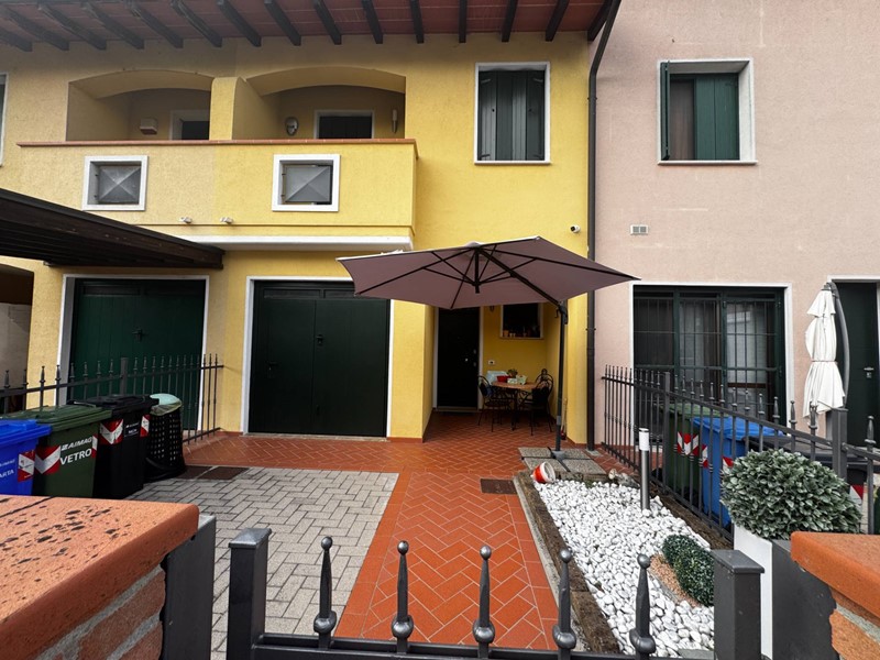 Villetta a schiera in Vendita a Mirandola, 259'000€, 160 m²