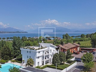 Villa in Vendita a Desenzano del Garda, 3'900'000&euro;, 750 m², con Box