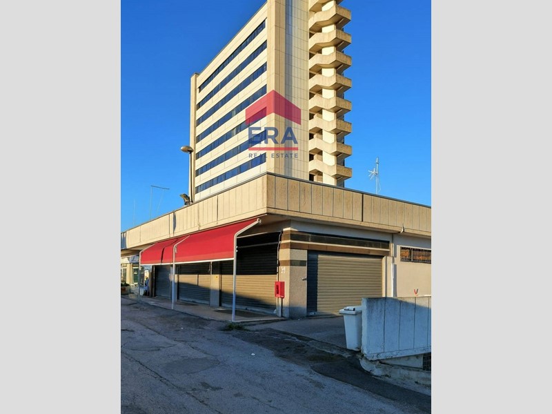 Attività commerciale in Vendita a Pomezia, 125'000€, 203 m²