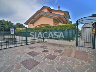 Quadrilocale in Vendita a Cavenago di Brianza, 200'000&euro;, 105 m²