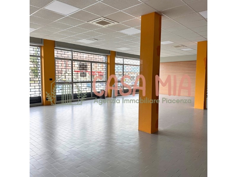 Immobile commerciale in Vendita a Rottofreno, 320'000&euro;, 435 m²