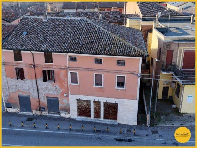 Villetta a schiera in Vendita a Argenta, 80'000€, 250 m²
