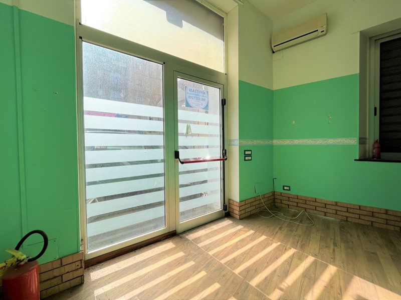 Negozio in Affitto a Catanzaro, 800&euro;, 80 m²