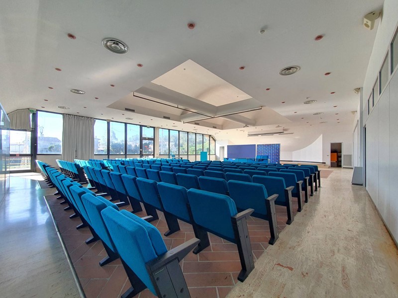 Ufficio in Affitto a Catanzaro, 1'700&euro;, 350 m²