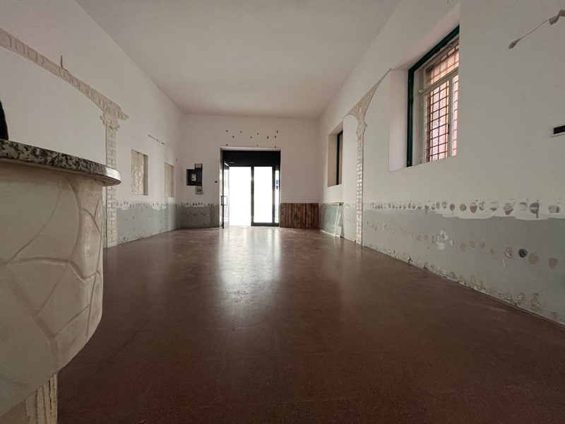 Negozio in Affitto a Catanzaro, 1'900&euro;, 250 m²