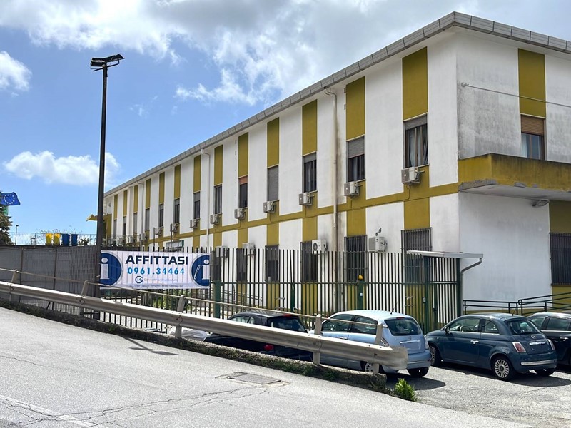 Ufficio in Affitto a Catanzaro, 4'500&euro;, 500 m²