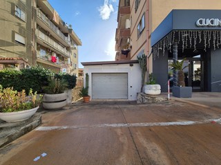 Negozio in Affitto a Catanzaro, 900&euro;, 90 m²