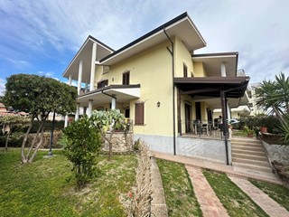 Villa in Vendita a Montepaone, 650'000&euro;, 400 m²