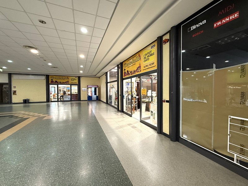 Negozio in Affitto a Catanzaro, 1'200&euro;, 115 m²