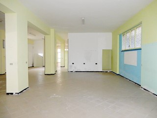 Magazzino in Affitto a Catanzaro, 1'150&euro;, 225 m²
