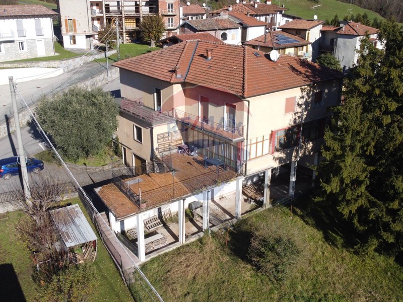 Casa Indipendente in Vendita a Gaverina Terme, 140'000&euro;, 300 m²