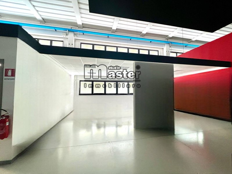Capannone in Affitto a Zero Branco, 2'200€, 500 m²