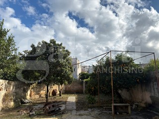 Quadrilocale in Vendita a Lequile, 98'000&euro;, 160 m²