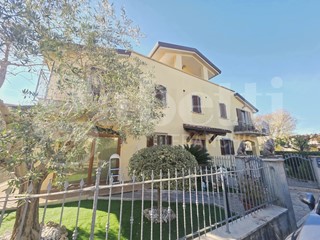 Trilocale in Vendita a Assisi, 180'000&euro;, 89 m², con Box