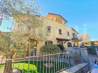 Trilocale in Vendita a Assisi, 180'000&euro;, 89 m², con Box