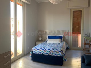 Trilocale in Affitto a Reggio Calabria, 1'200€, 80 m², arredato
