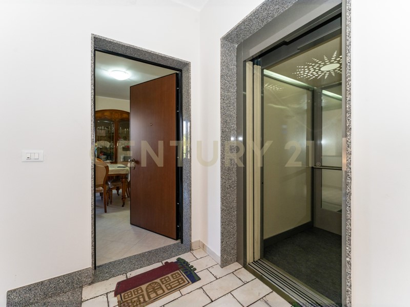 Appartamento in Vendita a Aci Catena, 175'000€, 97 m², con Box