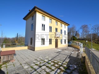 Casa Indipendente in Vendita a Valdagno, zona Castelvecchio, 118'000&euro;, 213 m², con Box