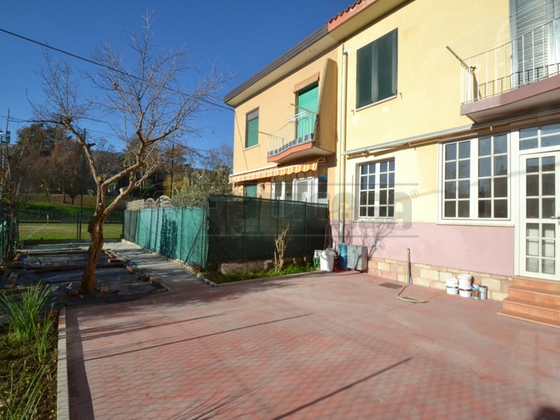 Casa Semi Indipendente in Vendita a Valdagno, zona COMODA AL CENTRO, 140'000&euro;, 135 m²