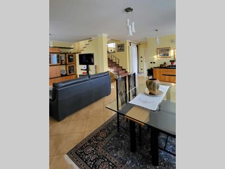 Casa Semi Indipendente in Vendita a Sissa Trecasali, zona Trecasali, 322'000&euro;, 195 m², con Box