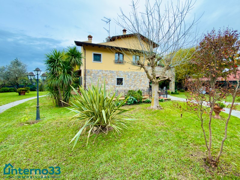 Casa Indipendente in Vendita a Luni, zona Isola, 998'000€, 330 m²