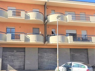 Immobile commerciale in Vendita a Alba Adriatica, 255 m², con Box