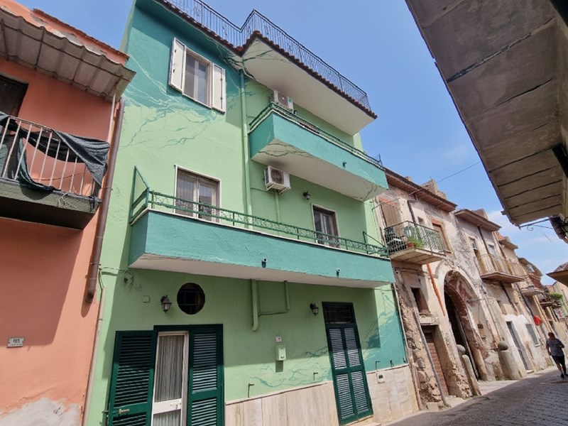 Quadrilocale in Vendita a Mondragone, zona VIA DUCA DEGLI ABRUZZI, 85'000&euro;, 180 m², con Box