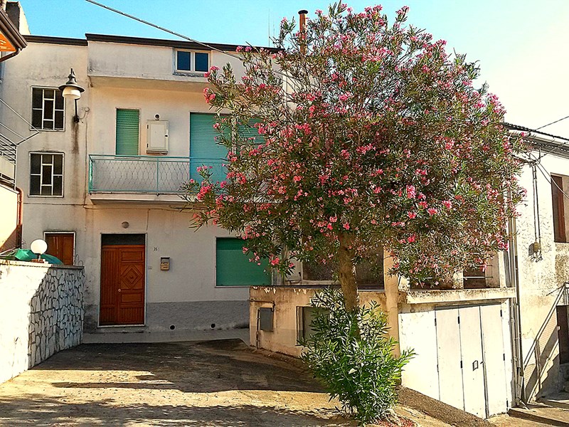 Casa Indipendente in Vendita a Scandale, 57'000&euro;, 250 m², arredato