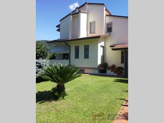 Villa in Vendita a Massarosa, 420'000&euro;, 192 m²