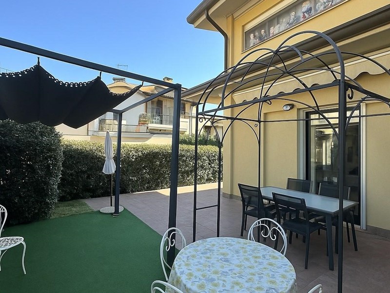 Villa bifamiliare in Vendita a Viareggio, zona Torre Del Lago Puccini, 319'000&euro;, 130 m²