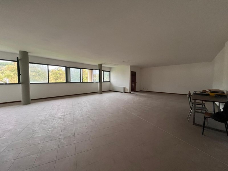 Ufficio in Vendita a Capannori, zona Gragnano, 120'000&euro;, 120 m²