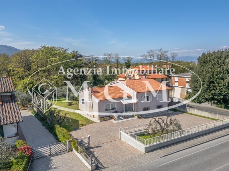 Casa Indipendente in Vendita a Bientina, zona Quattro Strade, 549'000&euro;, 267 m², arredato, con Box