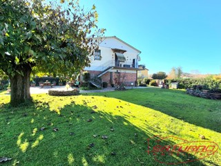 Villa bifamiliare in Vendita a Lucca, zona Monte San Quirico, 298'000&euro;, 150 m², con Box