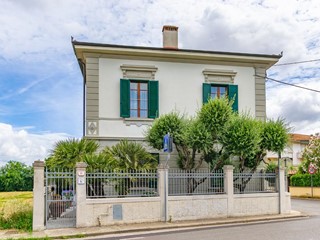 Casa Indipendente in Vendita a Casciana Terme Lari, zona Le Casine, 490'000&euro;, 263 m², arredato, con Box