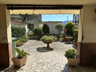 Casa Indipendente in Vendita a Lucca, zona Sant'Anna, 228'000&euro;, 170 m²