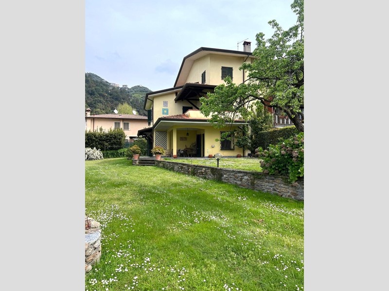 Villa bifamiliare in Vendita a Montignoso, zona Capanne, 480'000€, 180 m²