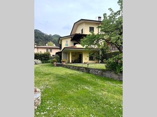 Villa bifamiliare in Vendita a Montignoso, zona Capanne, 480'000€, 180 m²