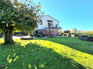 Villa bifamiliare in Vendita a Lucca, zona Monte San Quirico, 298'000&euro;, 150 m², con Box