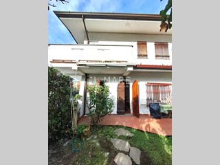 Villetta a schiera in Vendita a Massa, zona Marina di Massa, 285'000&euro;, 80 m²
