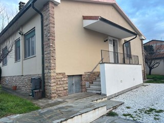 Villa bifamiliare in Affitto a Collesalvetti, 950&euro;, 136 m², arredato, con Box