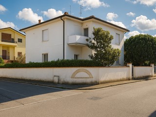 Villa in Vendita a Casciana Terme Lari, zona Perignano, 270'000&euro;, 260 m², con Box