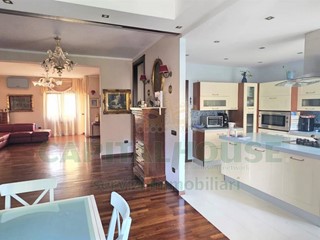 Quadrilocale in Vendita a Caserta, 300'000€, 150 m²