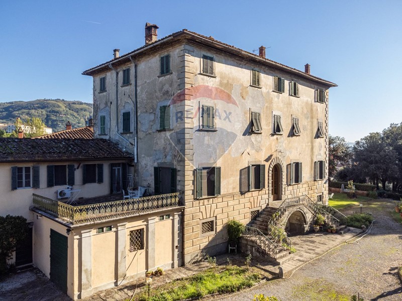 Villa in Vendita a Pescia, 2500 m²