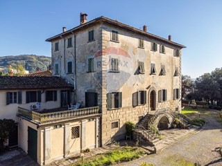 Villa in Vendita a Pescia, 2500 m²