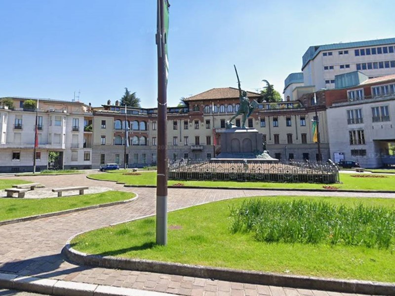 Ufficio in Affitto a Legnano, 2'500€, 259 m²