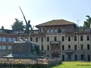 Ufficio in Affitto a Legnano, 2'500€, 259 m²