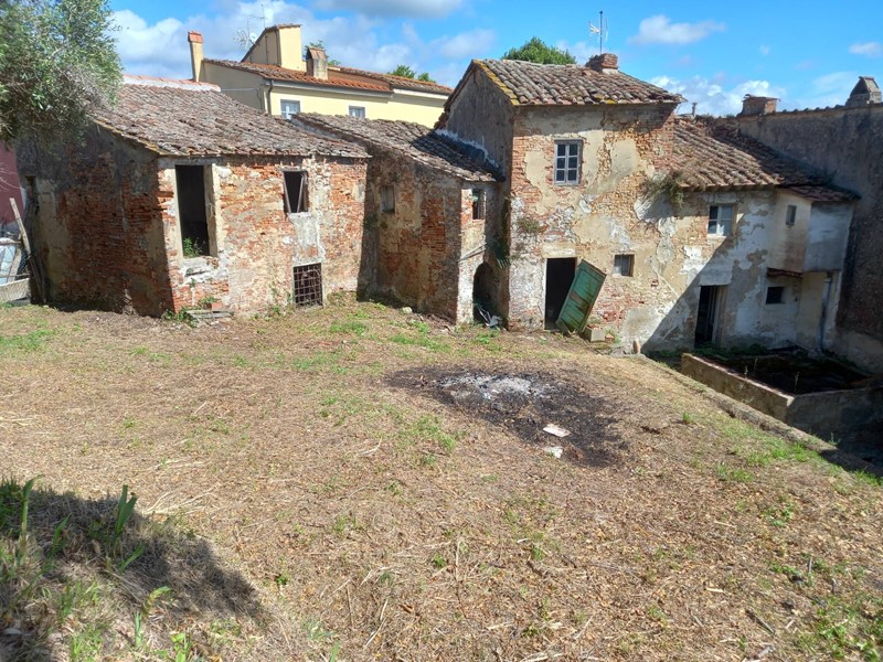 Casa Indipendente in Vendita a Crespina Lorenzana, 90'000&euro;, 512 m²