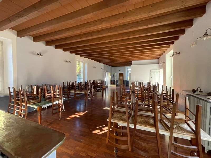 Attività commerciale in Affitto a Varese, 1'150€, 150 m²