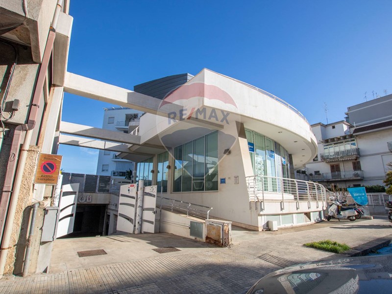 Immobile commerciale in Vendita a Siracusa, 350'000&euro;, 735 m²